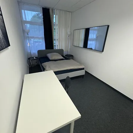 Mit 9 Schlafzimmern Und 1 Wohnzimmer *